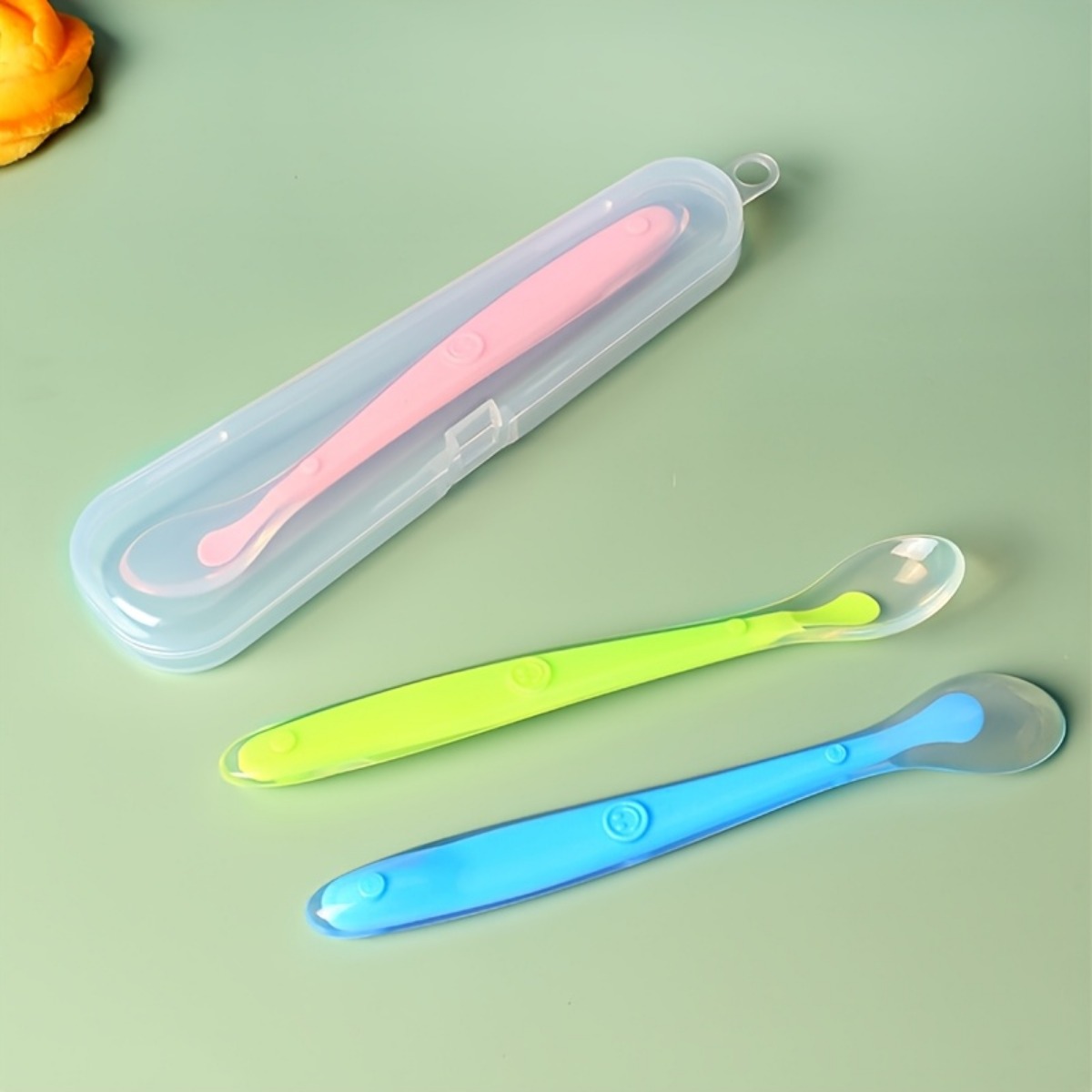 These baby spoons are made of  - Baby Food Little Spoon recensie en prijs